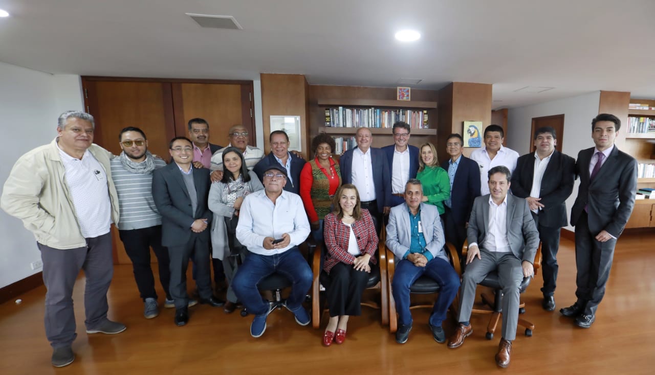 El ministro de Educación, Alejandro Gaviria y los representantes de Fecode reactivan instancias de diálogo permanente y participativo que permitan avanzar en la construcción de mejores políticas públicas